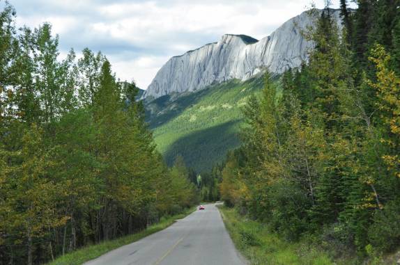 Estrada secundária no Jasper National Park, em Alberta, no Canadá